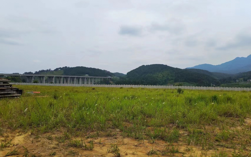 王司收費(fèi)站站房背后閑置土地