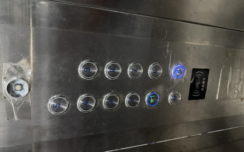 （降價(jià)）安云路20號B棟3單元8樓附4號轉(zhuǎn)讓（持有方：貴州省機(jī)關(guān)事務(wù)管理局國有資產(chǎn)管理服務(wù)中心）